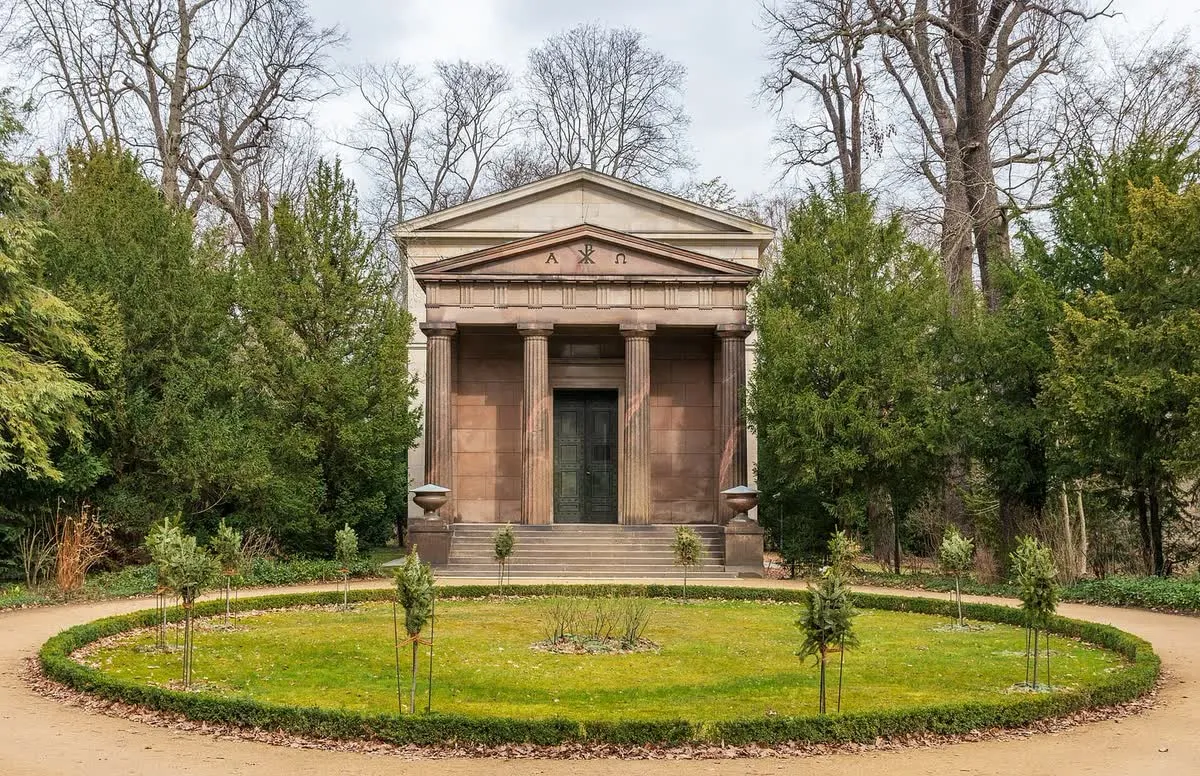 Le mausolée de la reine Luise dans le parc de Charlottenburg, temple néoclassique à colonnes et fronton