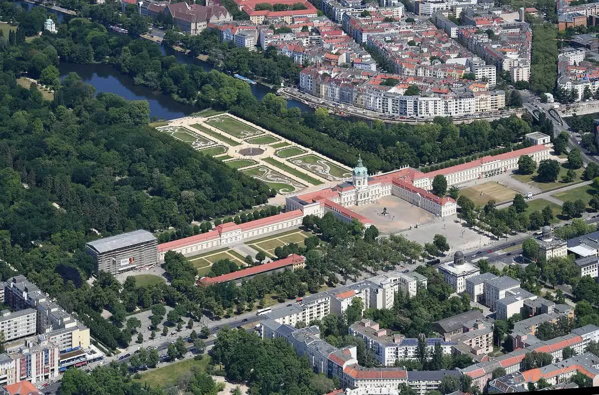Vue aérienne du château de Charlottenburg et de son parc, parterre à la française, allées et pièces d'eau