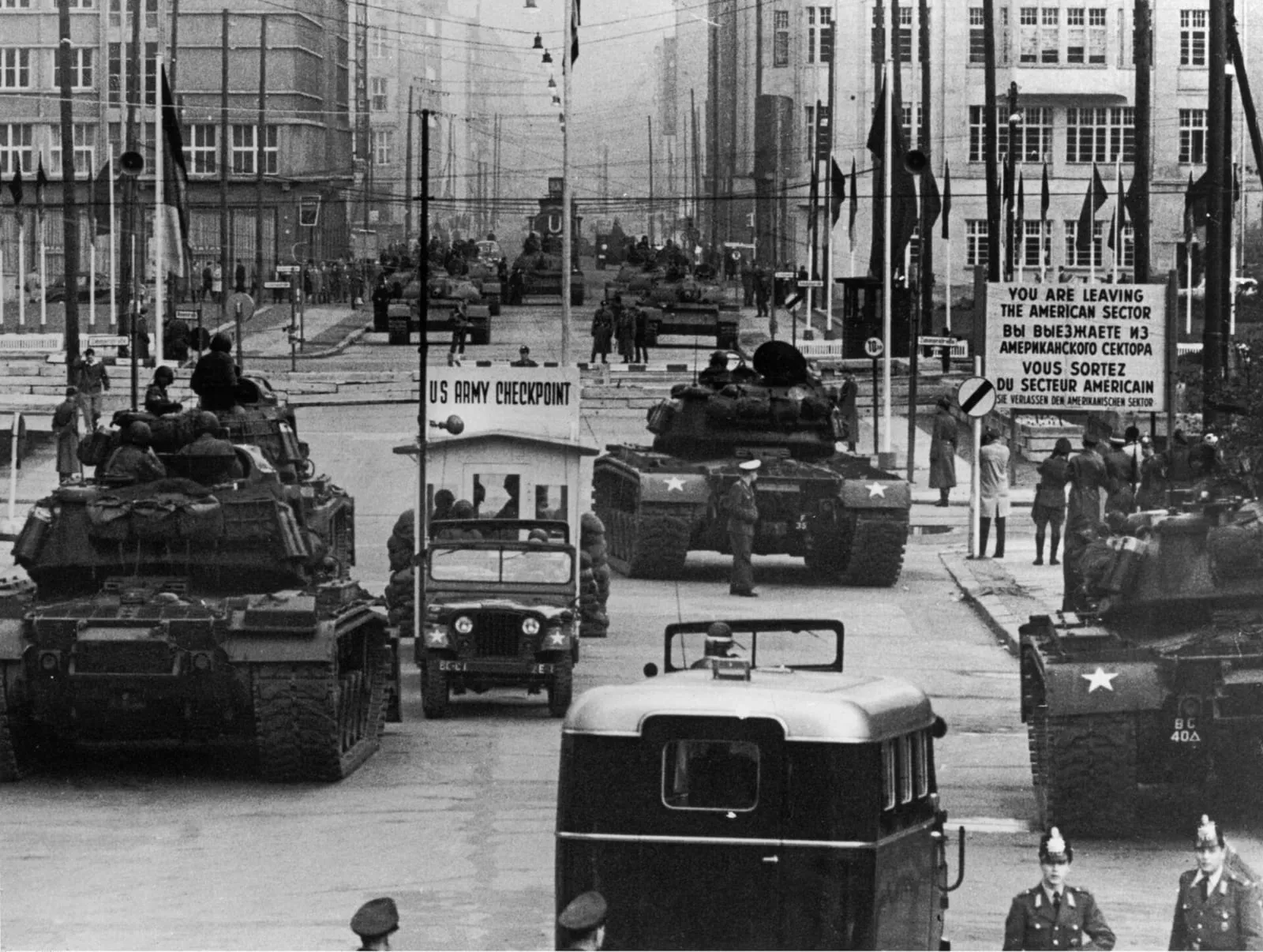 Chars M48 Patton de l'armée américaine face aux chars soviétiques au Checkpoint Charlie, le 27 octobre 1961