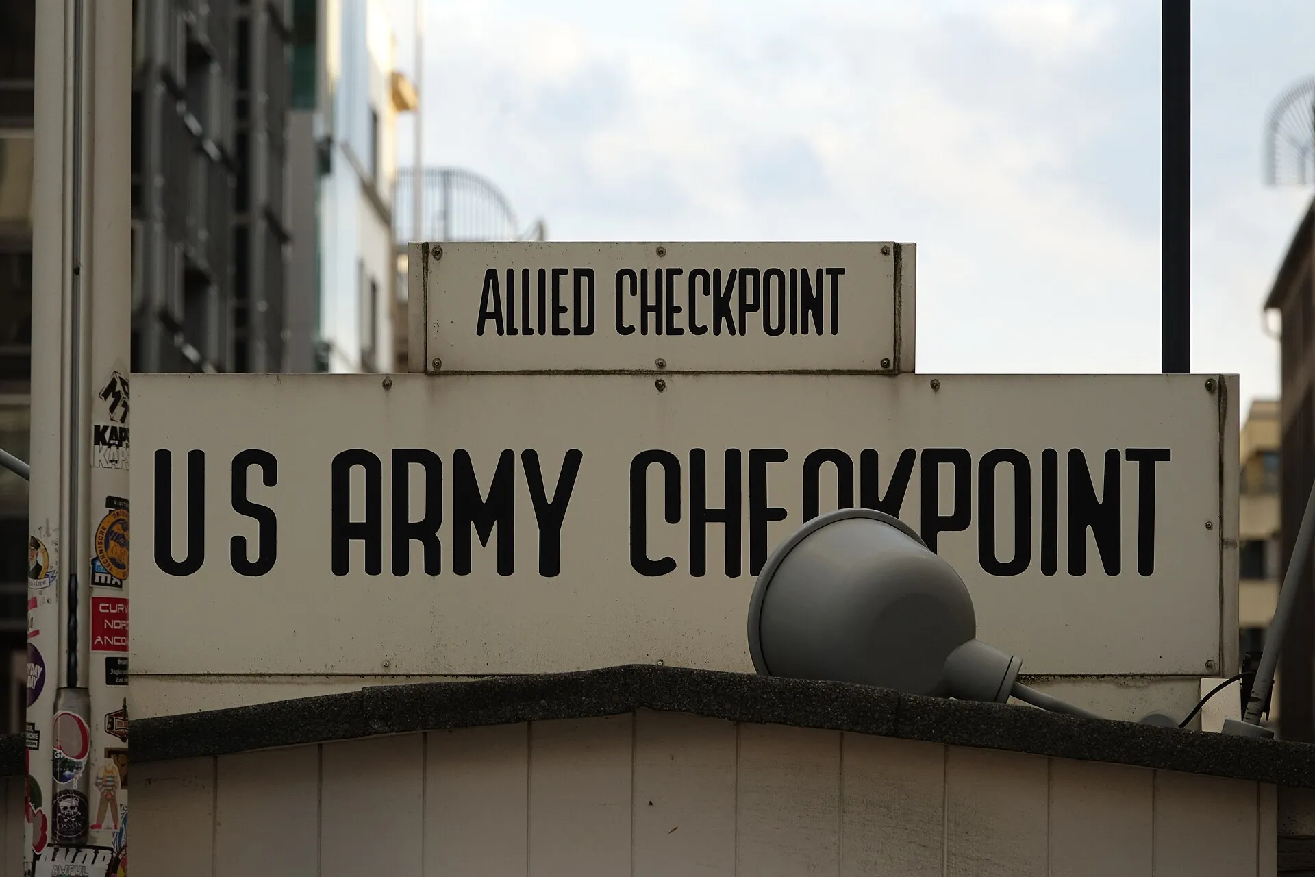 Le panneau « US Army Checkpoint » du poste de contrôle allié de Checkpoint Charlie, à Berlin