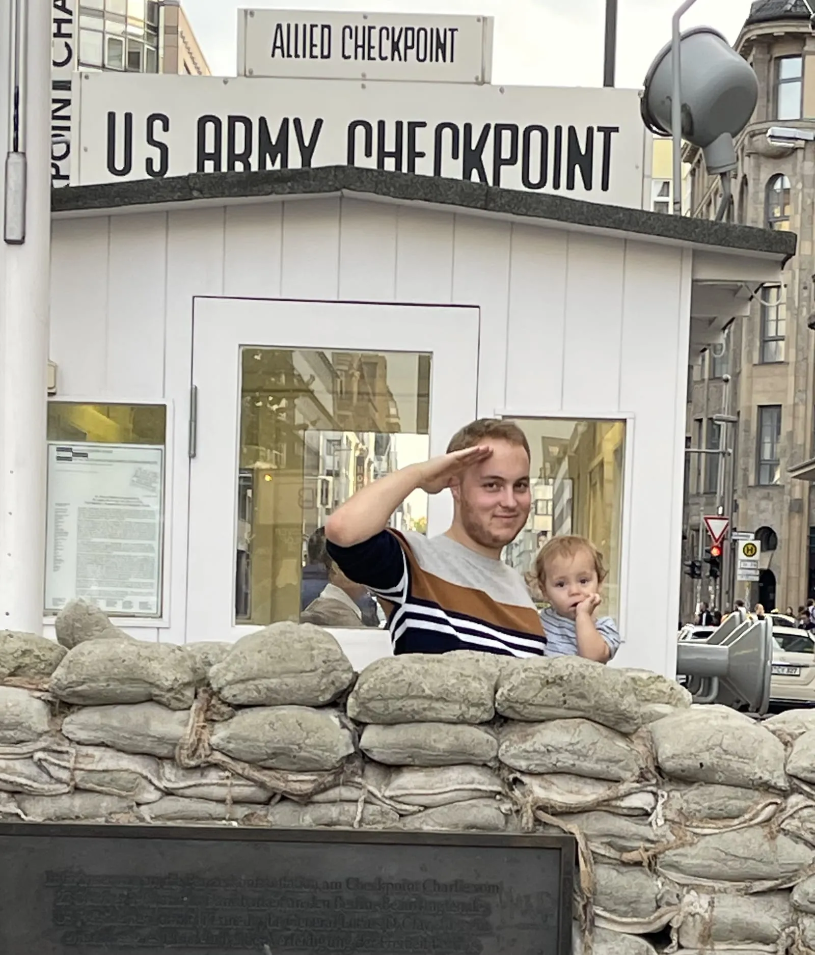 La guérite blanche du Checkpoint Charlie avec ses sacs de sable et les panneaux Allied Checkpoint et US Army Checkpoint