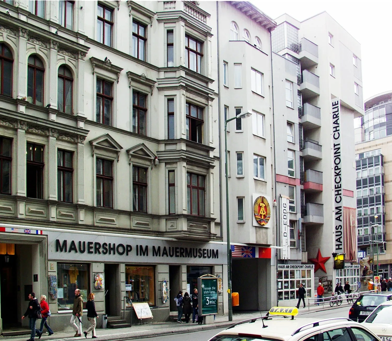 L'immeuble du Mauermuseum et la boutique de souvenirs Haus am Checkpoint Charlie sur la Friedrichstraße