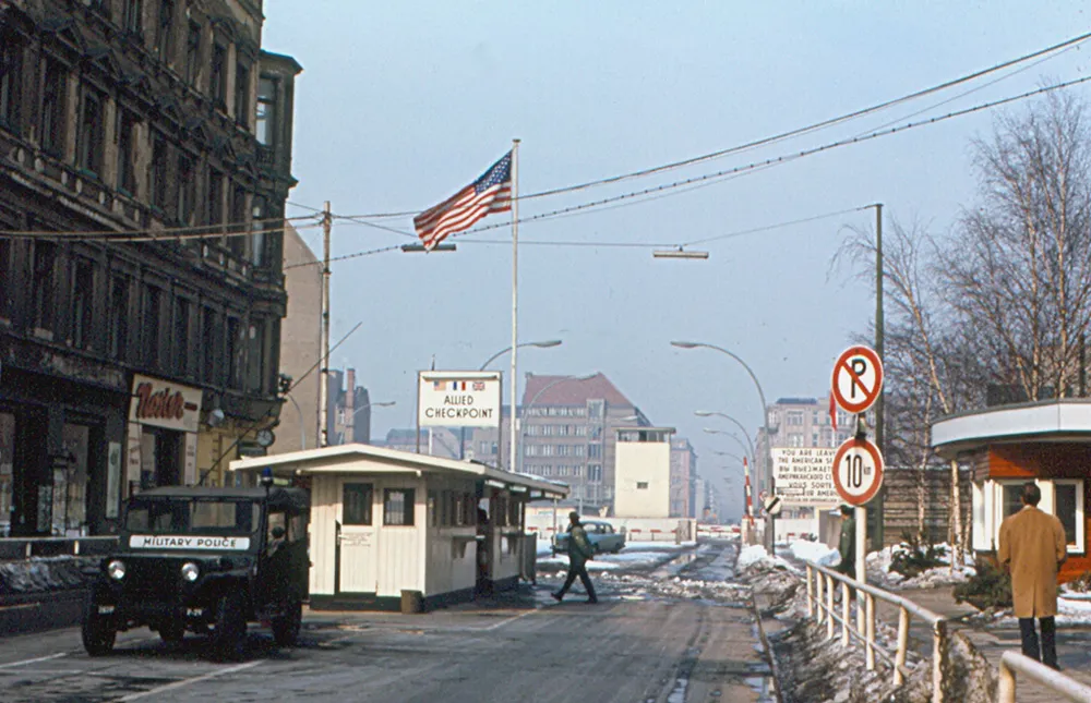 Le panneau You are leaving the American Sector au Checkpoint Charlie, avec la guérite et le drapeau américain