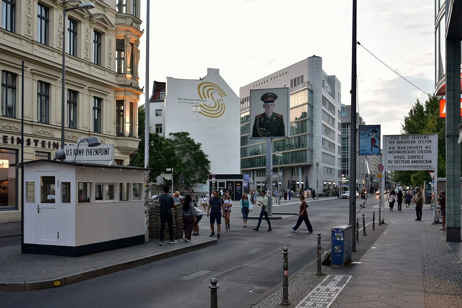 La guérite reconstituée du Checkpoint Charlie et ses sacs de sable au milieu de la Friedrichstraße, avec le panneau You are leaving the American Sector