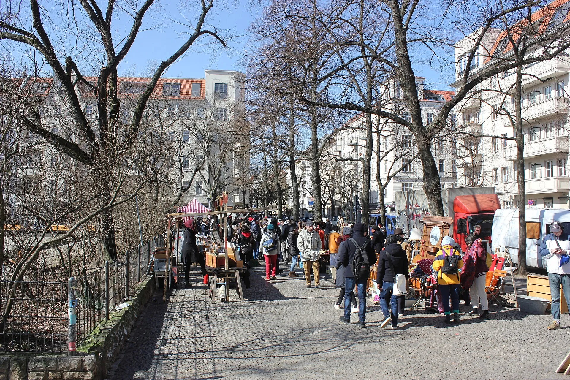 Le marché aux puces du dimanche sur le Boxhagener Platz, au cœur de Friedrichshain