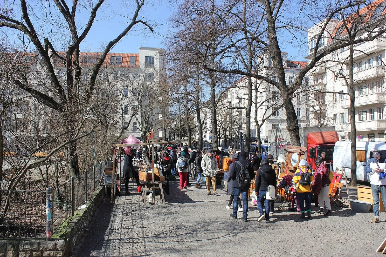 Le marché aux puces du dimanche sur le Boxhagener Platz, au cœur de Friedrichshain