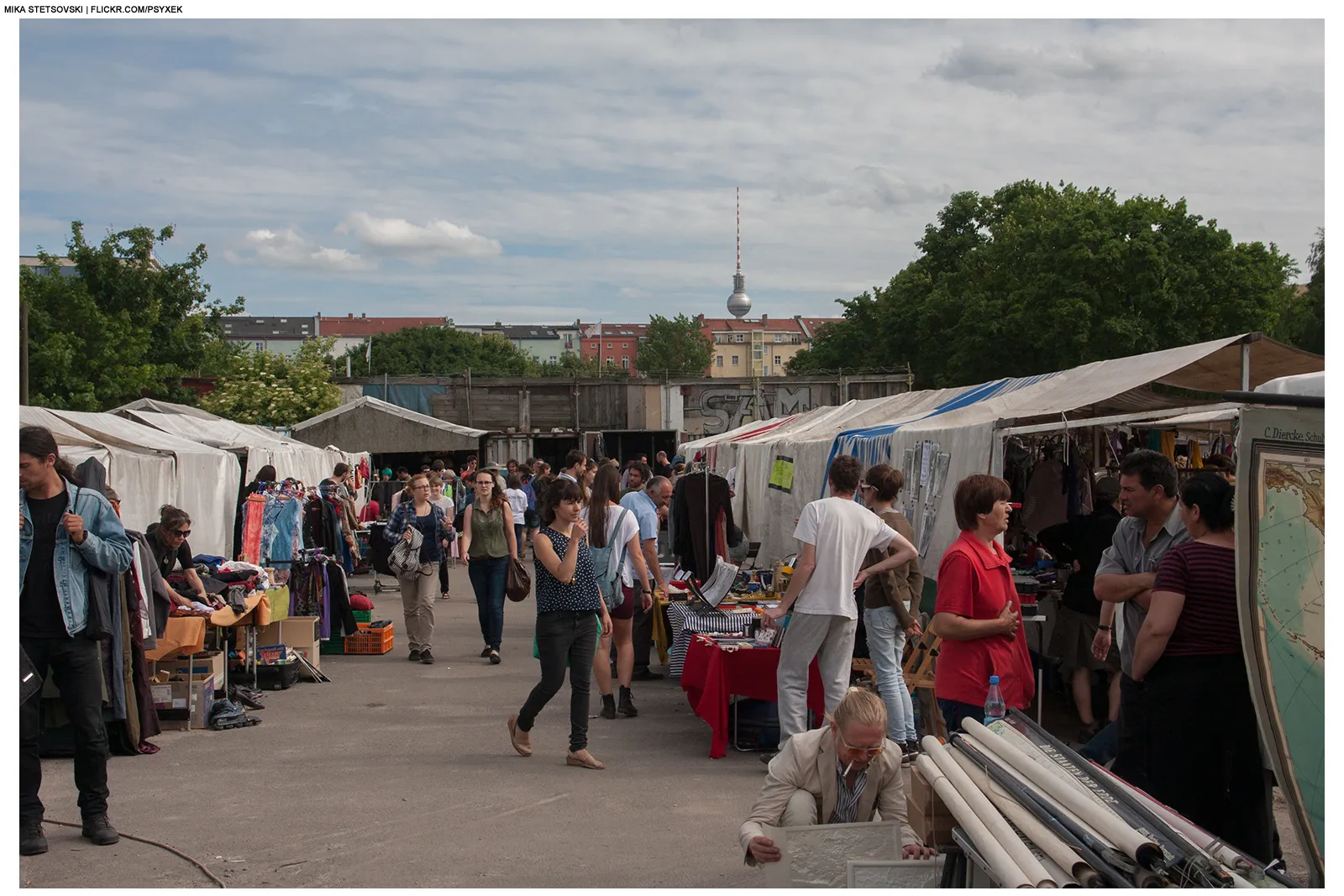 Étals de vêtements d'occasion du marché aux puces de Mauerpark à Berlin, des visiteurs flânant entre les stands