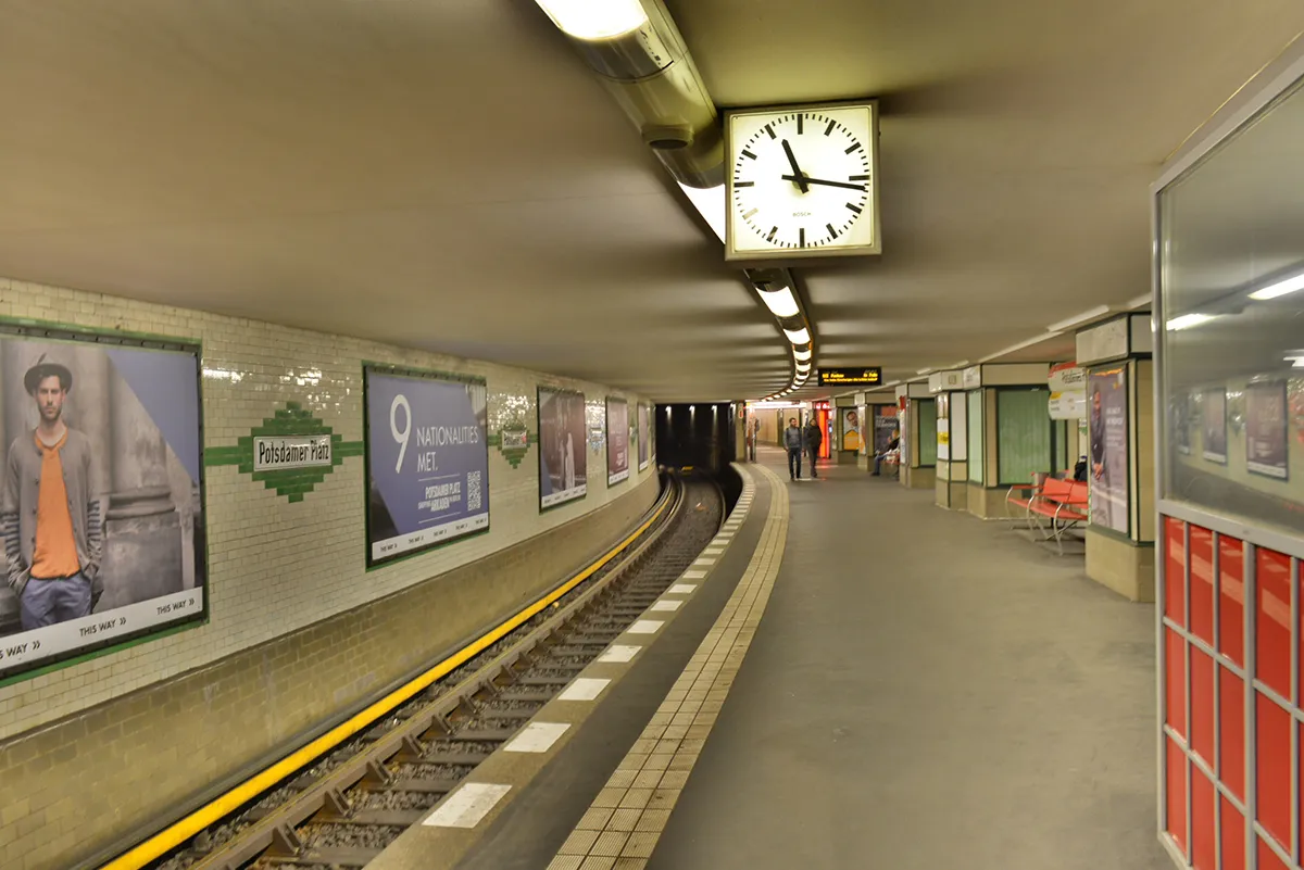 Le quai de la station de métro Potsdamer Platz, sur la ligne U2, avec l'horloge carrée de la BVG au plafond