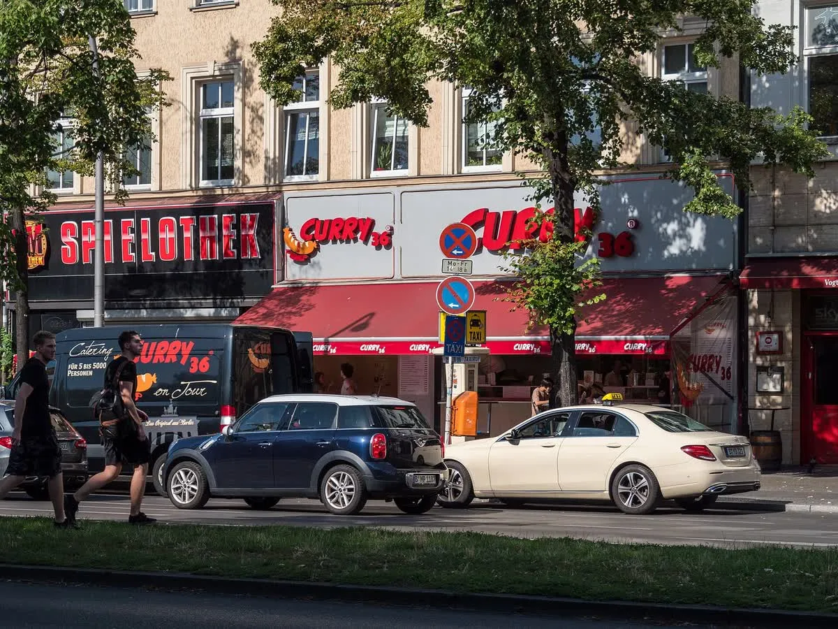 Le stand Curry 36 à Berlin, avec son enseigne rouge et sa camionnette de livraison garée devant