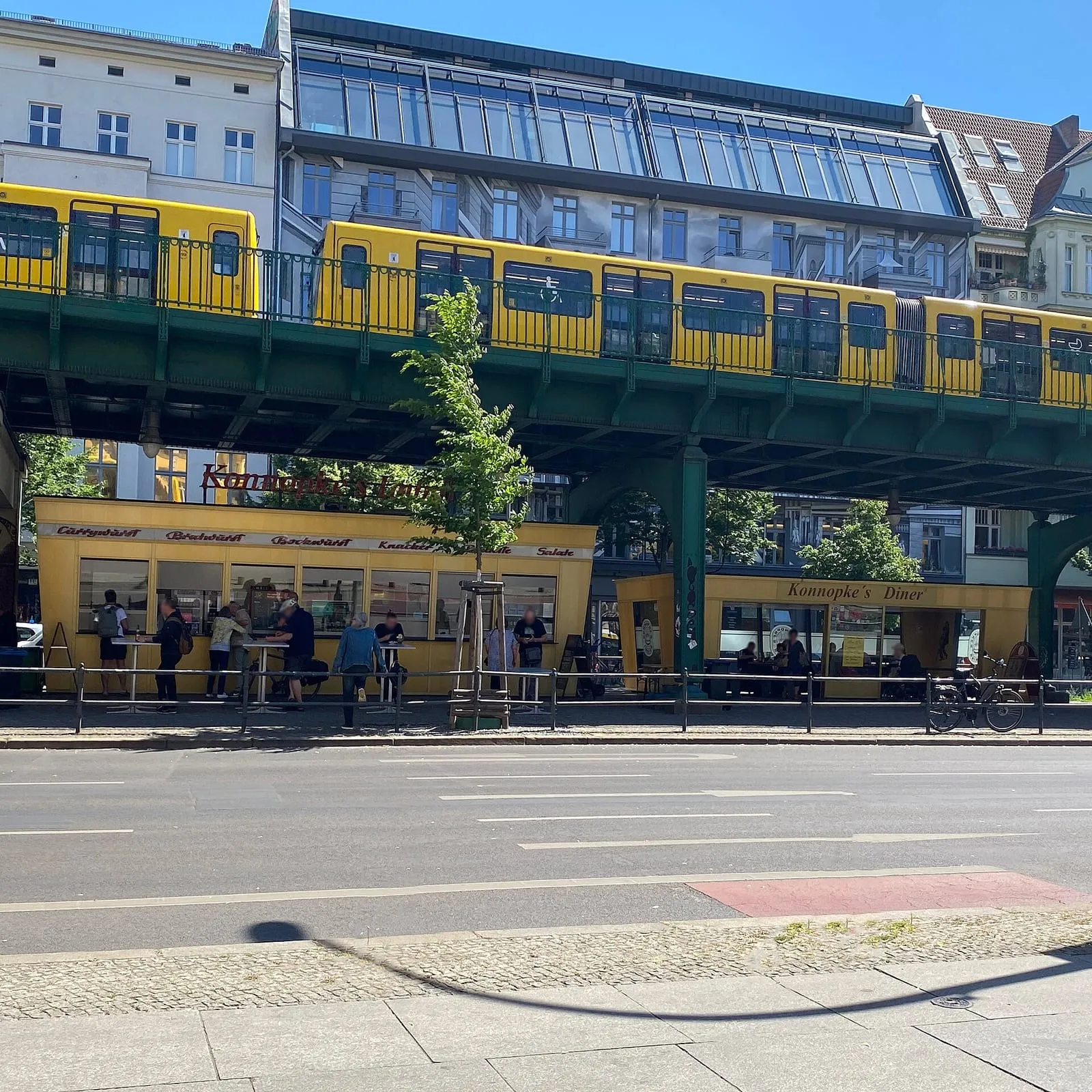 Le stand historique Konnopke's Imbiss installé sous le viaduc du métro aérien à Prenzlauer Berg