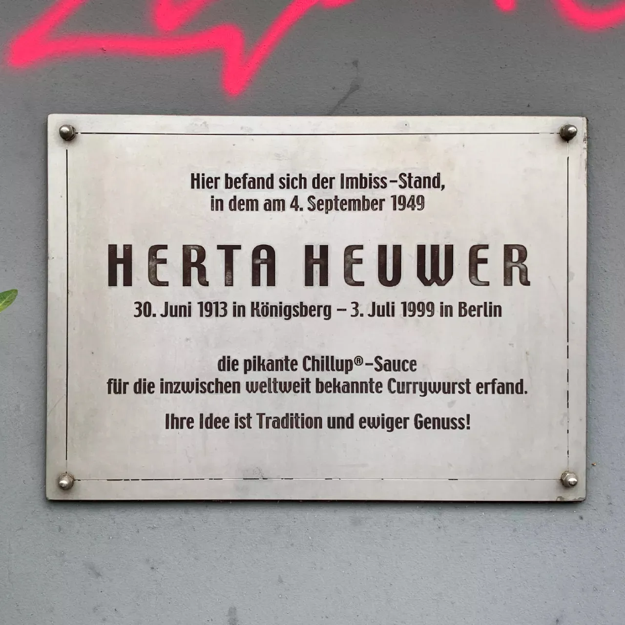 Plaque commémorative en l'honneur de Herta Heuwer, inventrice de la currywurst, à l'angle de la Kantstraße à Charlottenburg