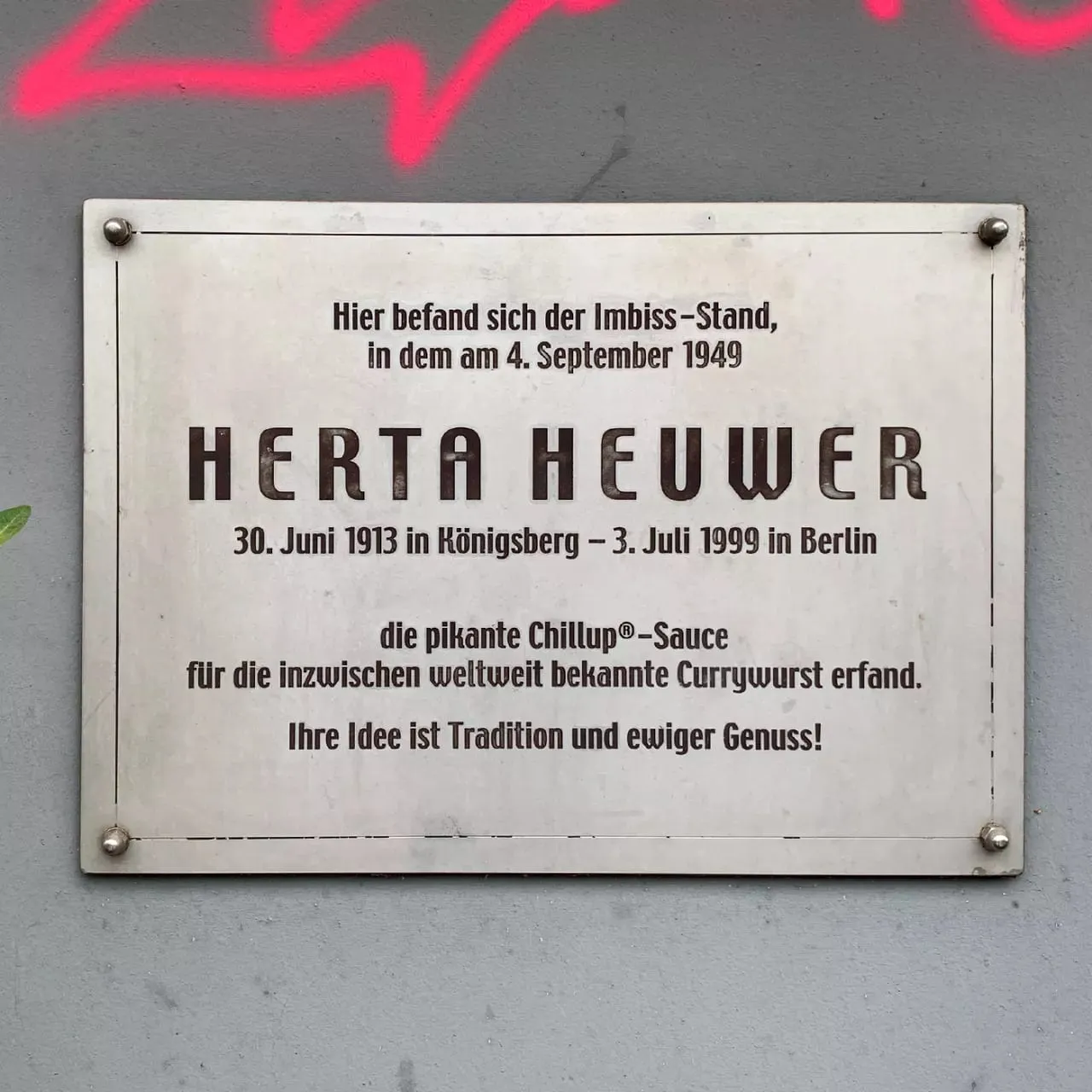Plaque commémorative en l'honneur de Herta Heuwer, inventrice de la currywurst, à l'angle de la Kantstraße à Charlottenburg