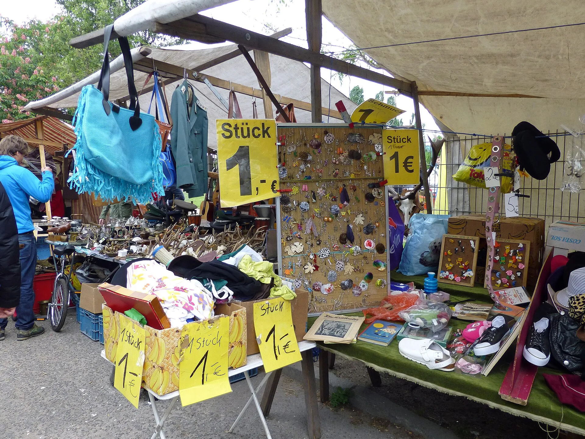 Le marché aux puces du Mauerpark, entre vêtements et objets à petit prix