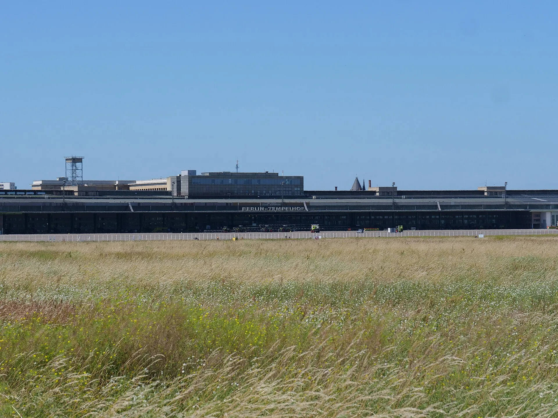 Le Tempelhofer Feld, ancien aéroport devenu parc, avec le terminal en arrière-plan
