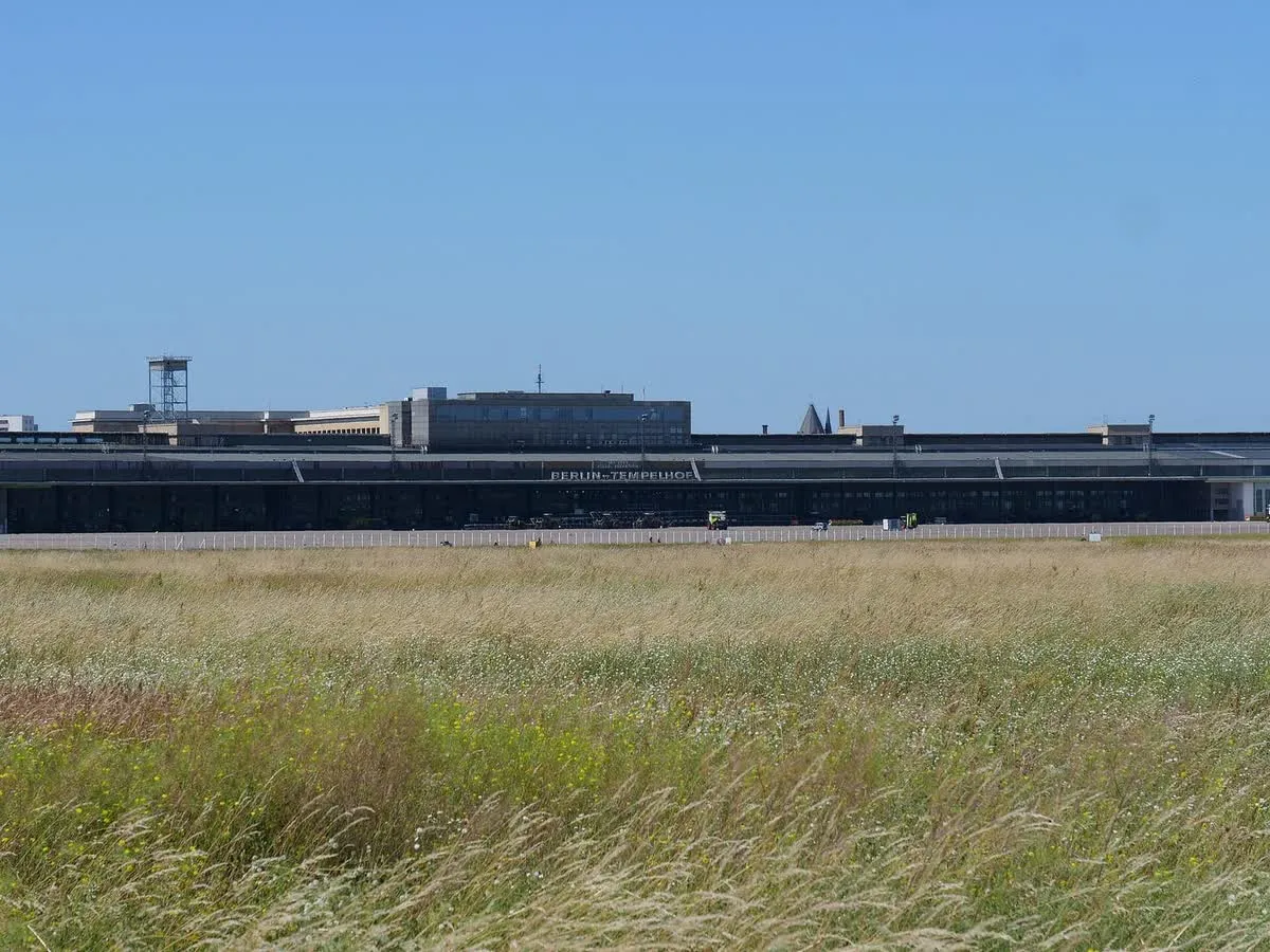 Le Tempelhofer Feld, ancien aéroport devenu parc, avec le terminal en arrière-plan