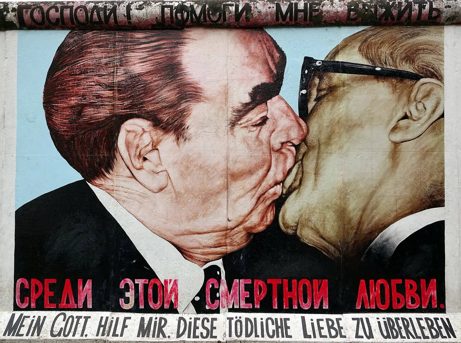 Le baiser entre Brejnev et Honecker peint par Dmitri Vrubel sur l'East Side Gallery, avec ses inscriptions en russe et en allemand