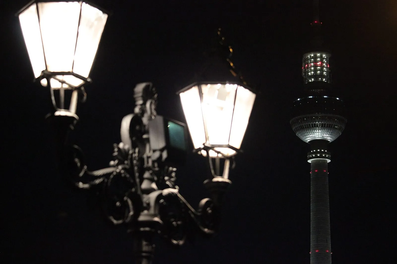 La sphère de la tour de télévision illuminée de nuit