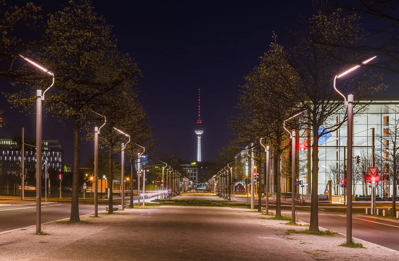 La tour de télévision de Berlin vue depuis l'Alexanderplatz