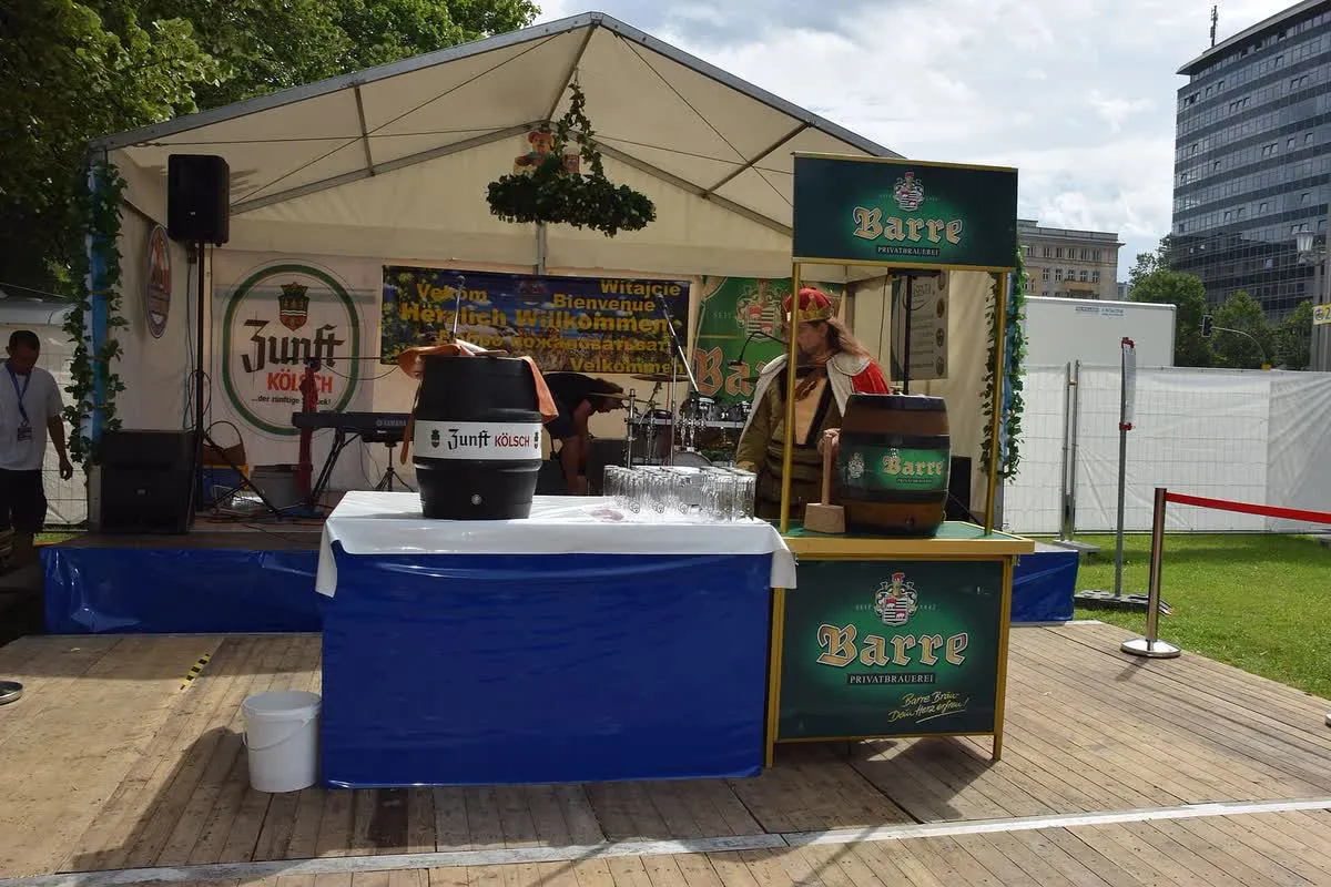 Stand de dégustation de bières à la Biermeile de la Karl-Marx-Allee pendant le Berliner Bierfestival