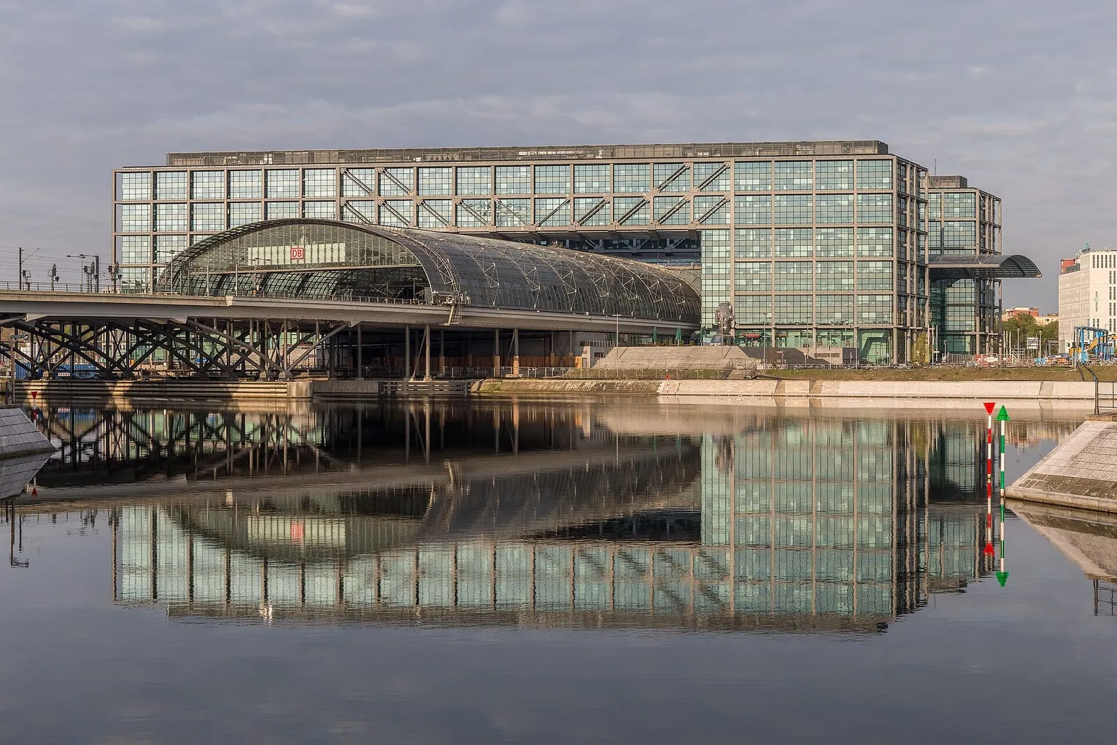 La façade de la gare centrale de Berlin (Hauptbahnhof)