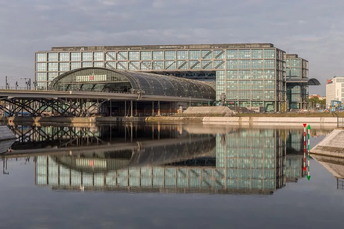 La façade de la gare centrale de Berlin (Hauptbahnhof)