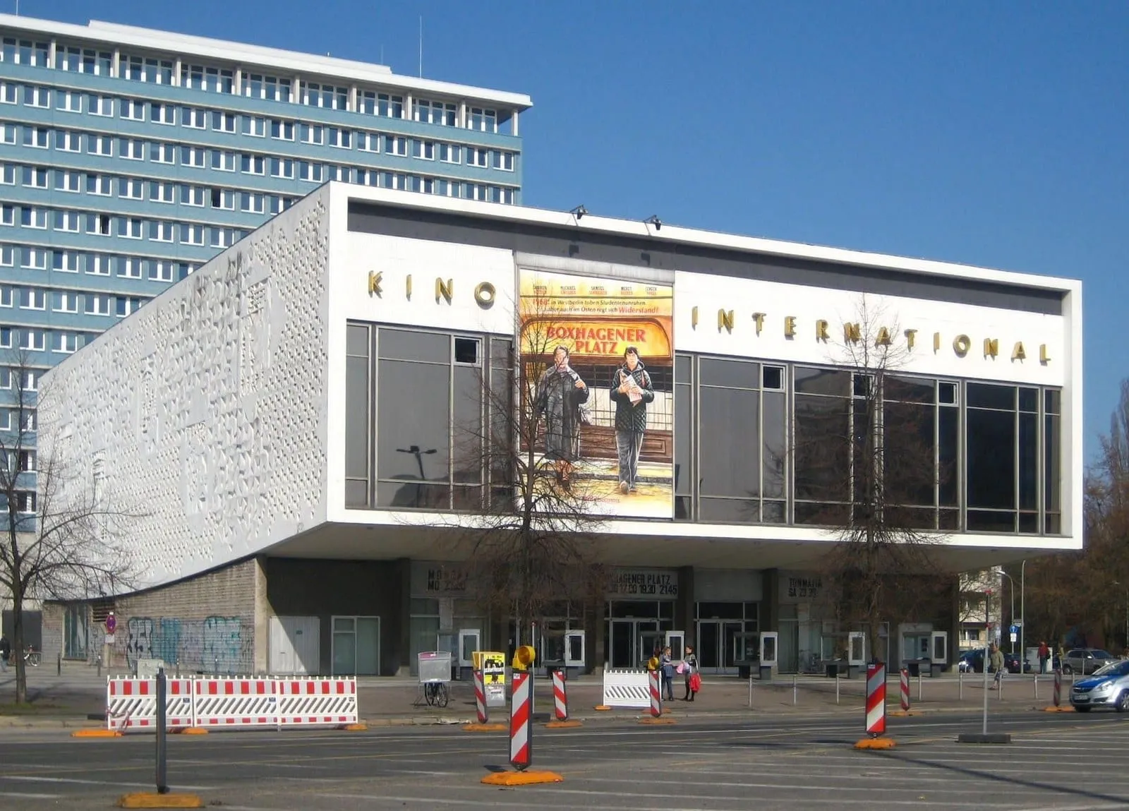 La façade du Kino International sur la Karl-Marx-Allee, fleuron du cinéma de Berlin-Est