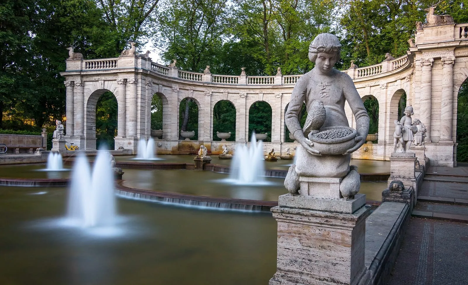 La fontaine des contes Märchenbrunnen dans le Volkspark Friedrichshain