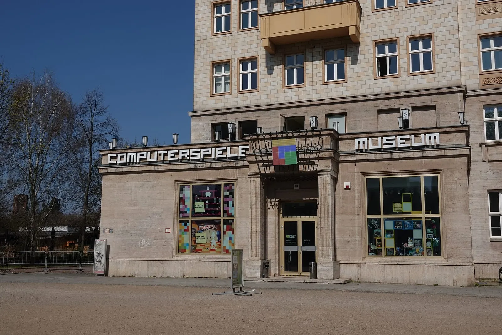 La façade du Computerspielemuseum sur la Karl-Marx-Allee à Berlin, avec son enseigne en lettres détachées et ses grandes vitrines