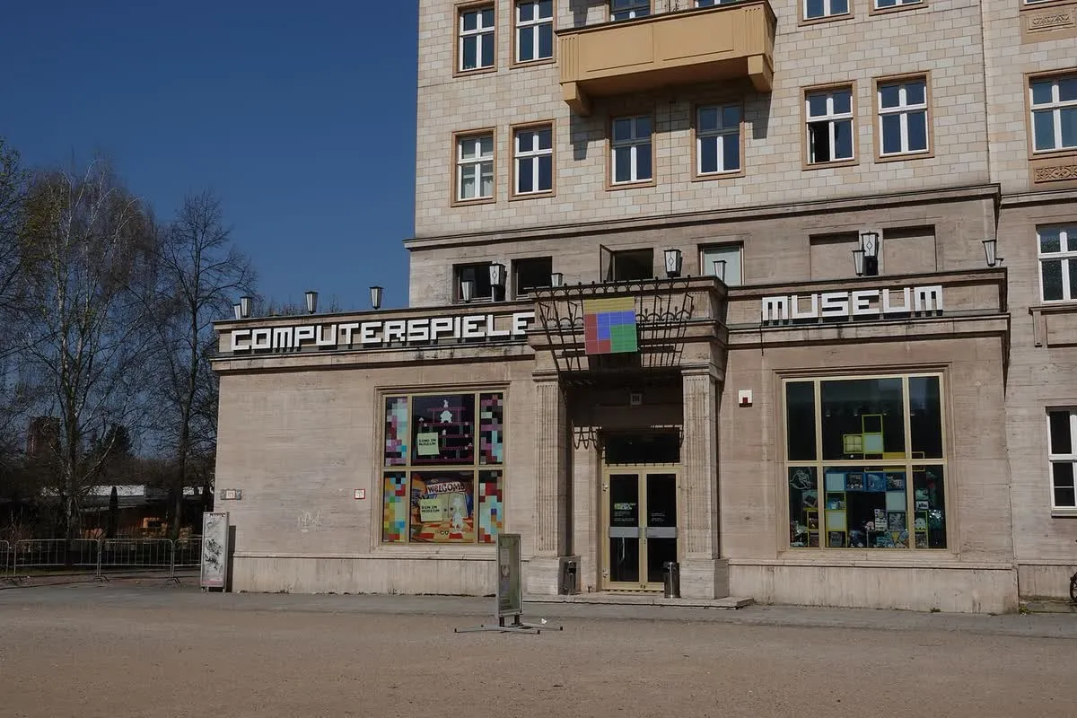 La façade du Computerspielemuseum sur la Karl-Marx-Allee à Berlin, avec son enseigne en lettres détachées et ses grandes vitrines