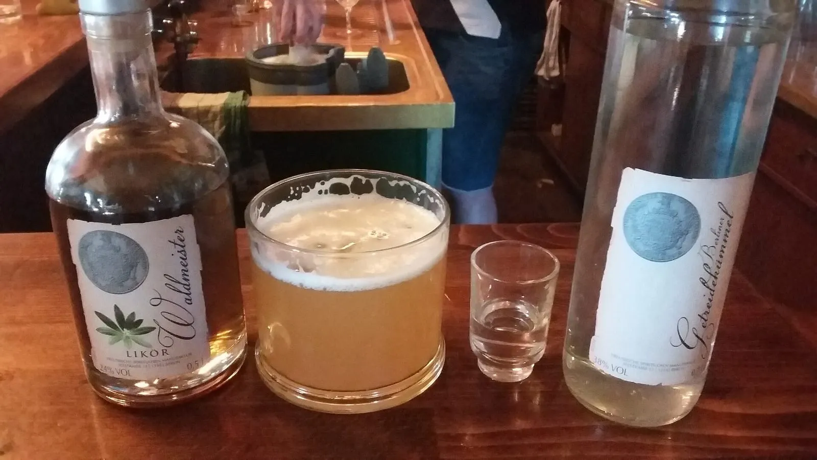 Un verre de Berliner Weiße accompagné de sirops de Waldmeister et de framboise dans un bistrot berlinois