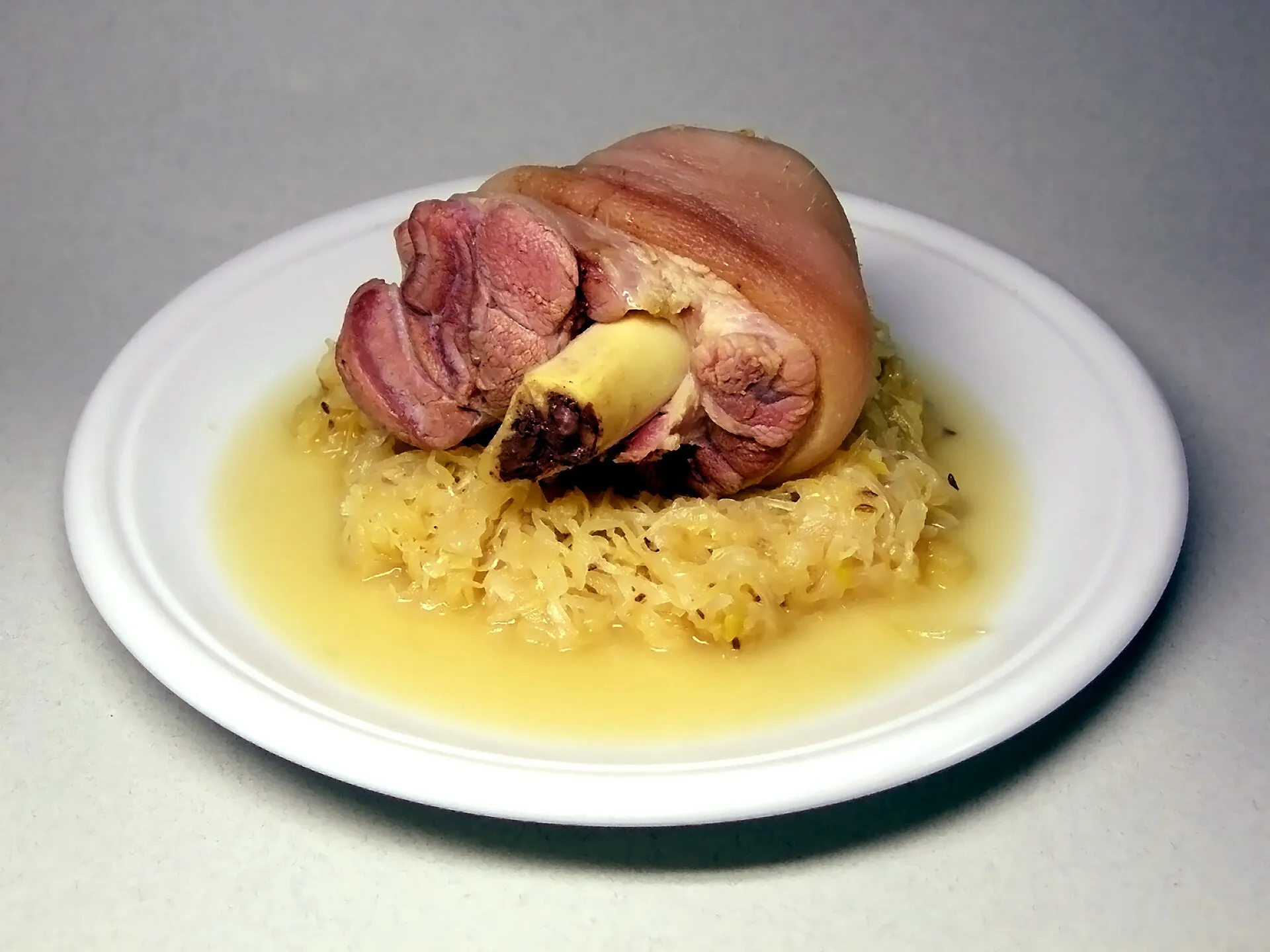 Un jarret de porc (Eisbein) servi avec de la choucroute et de la purée de pois, plat traditionnel berlinois
