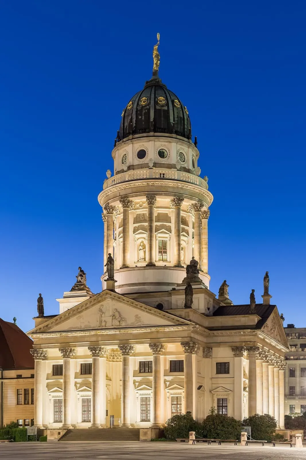 Le dôme du temple français (Französischer Dom) à l'heure bleue