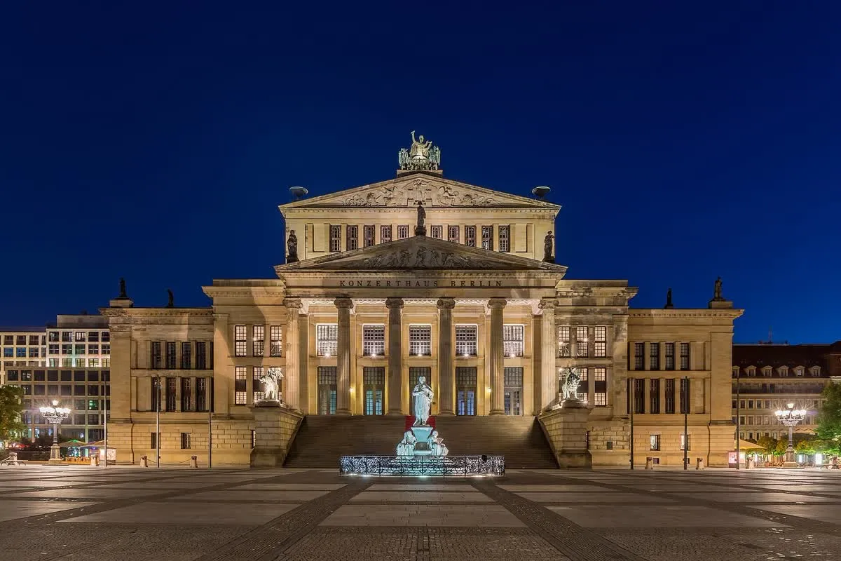 Le Konzerthaus de Berlin éclairé de nuit