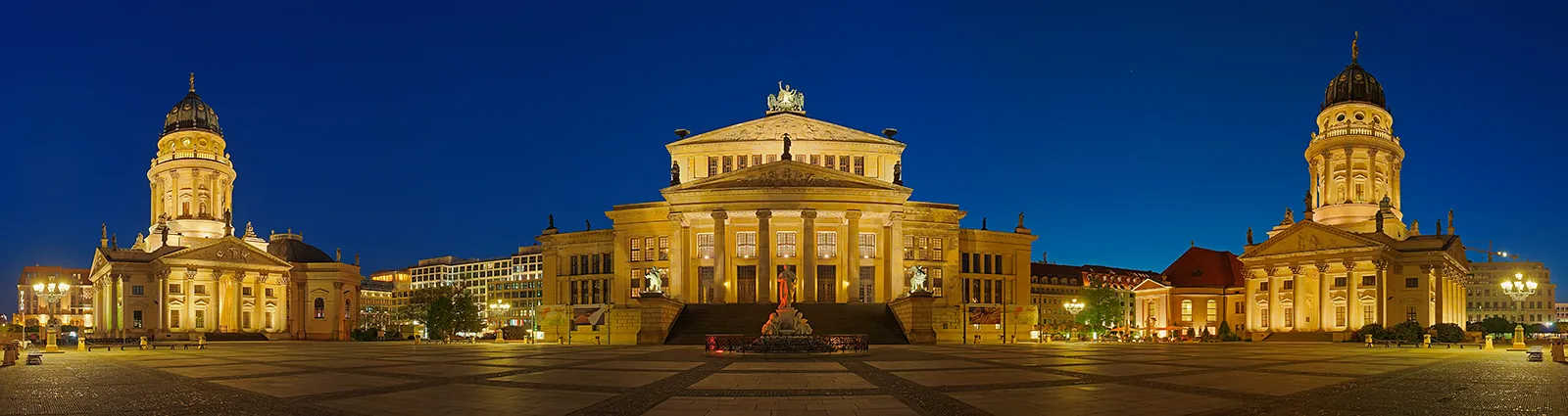 Vue panoramique du Gendarmenmarkt avec le Konzerthaus et les deux dômes