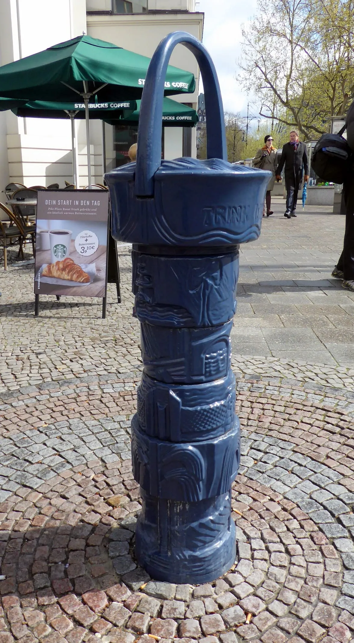 Fontaine à eau potable bleue de type berlinois sur le Kurfürstendamm, devant les terrasses d'un café