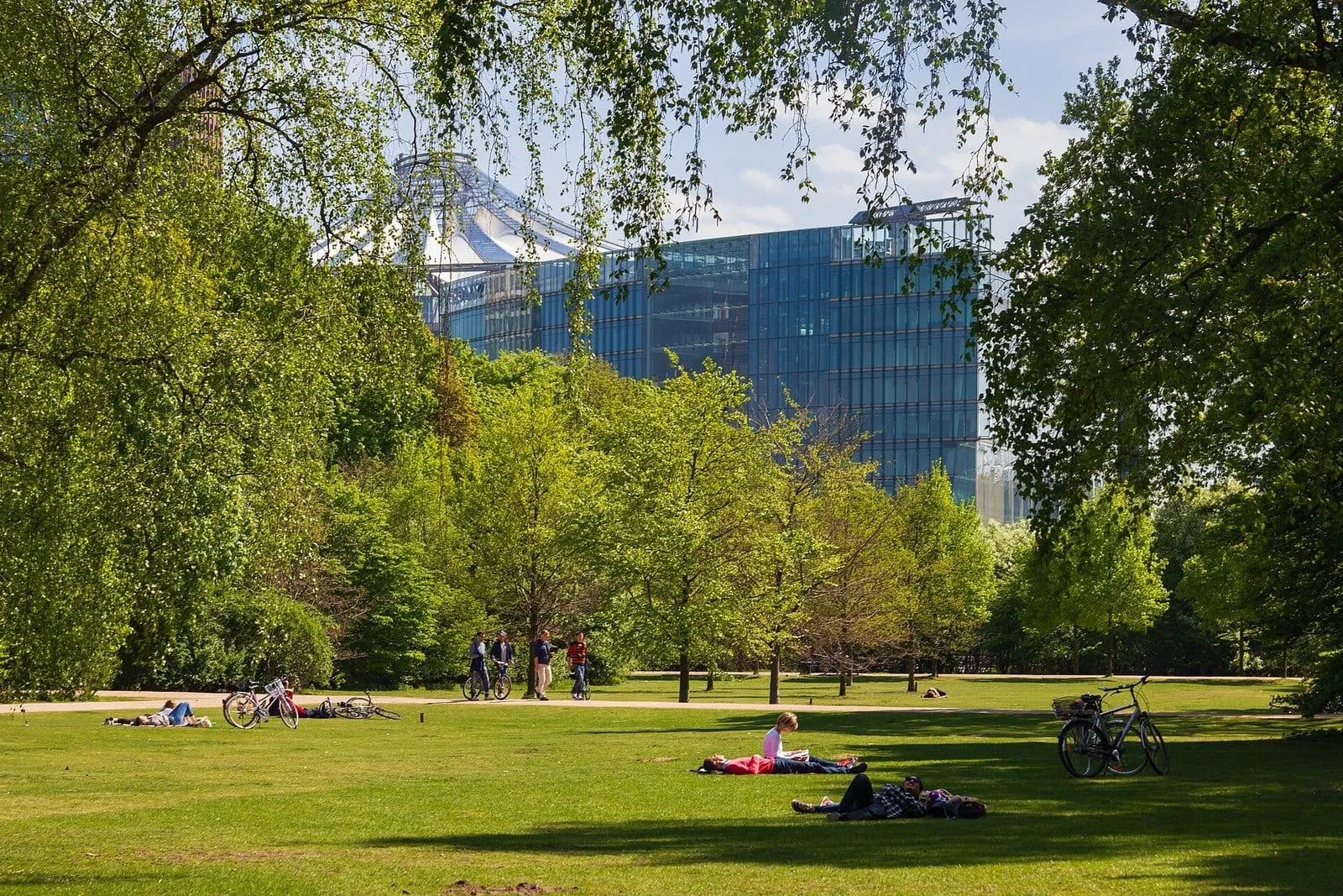 Vue du Tiergarten au printemps vers la Potsdamer Platz, pelouses et feuillage au premier plan