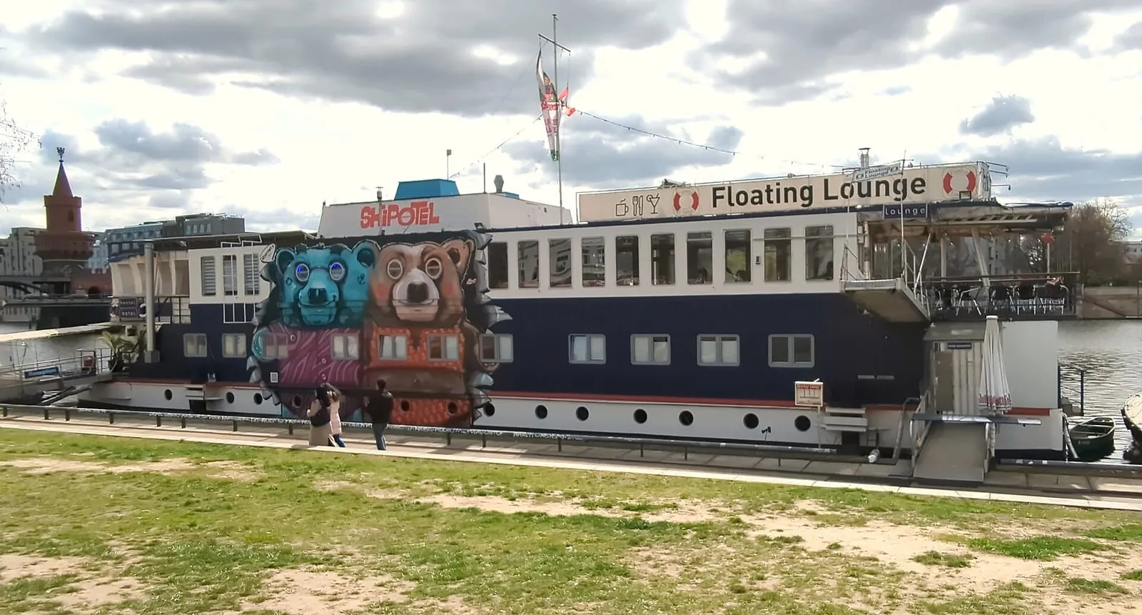La péniche-hôtel Shipotel Eastern amarrée sur la Spree, à Berlin-Friedrichshain
