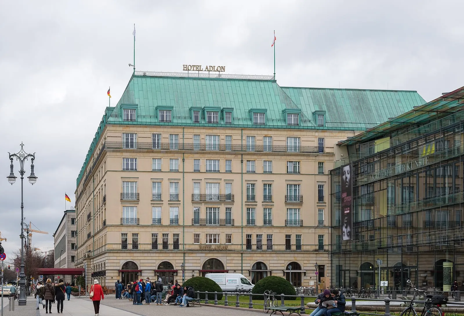 La façade de l'hôtel Adlon sur la Pariser Platz, son toit en cuivre vert et son enseigne dorée, à côté de la porte de Brandebourg