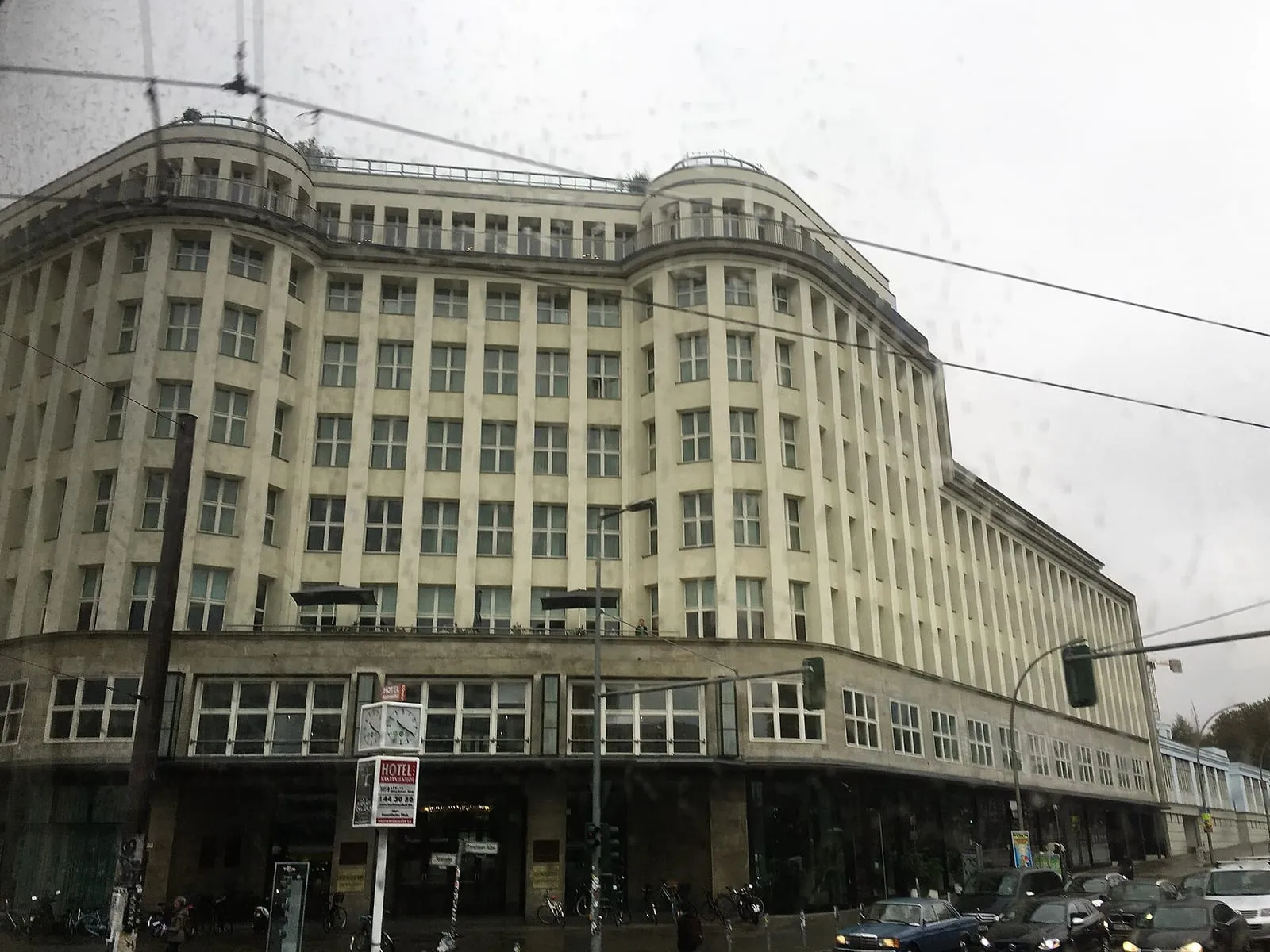 La façade du Soho House Berlin, ancien grand magasin Jonass, à l'angle de la Torstraße et de la Prenzlauer Allee