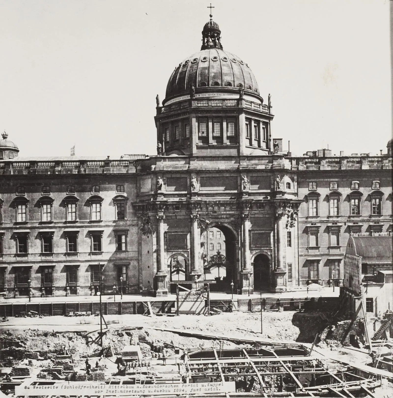Le dôme du château de Berlin photographié en 1904, lanterne et croix au sommet, avant la démolition