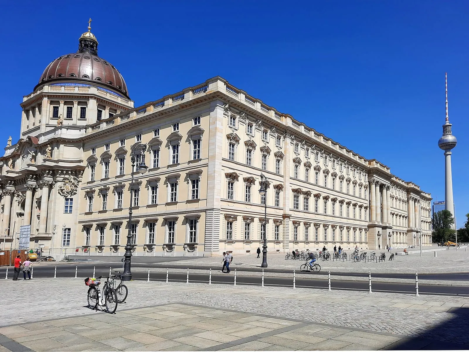 La façade baroque du Humboldt Forum vue depuis le Schlossplatz, dôme à lanterne sur la gauche et tour de télévision au fond