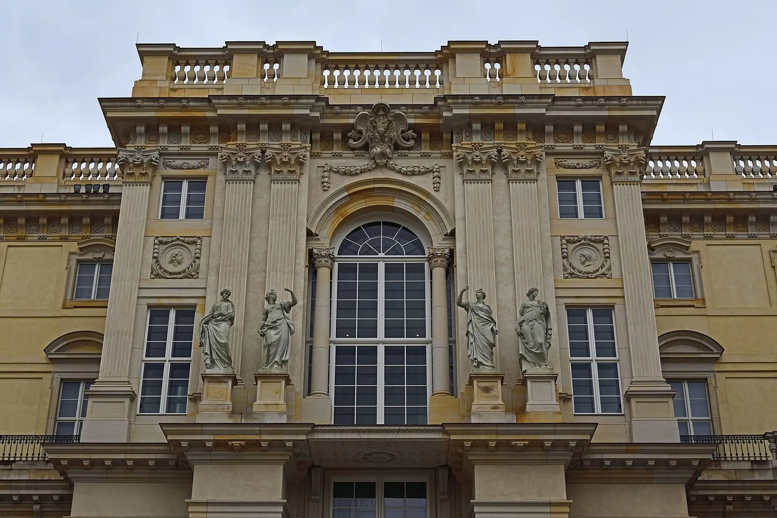La façade nord de la cour Schlüterhof, fronton sculpté, statues baroques et grandes fenêtres cintrées