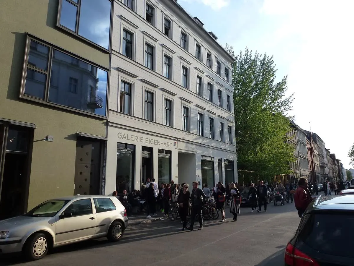Visiteurs attablés devant la galerie Eigen+Art dans la Auguststraße, à Berlin-Mitte, pendant le Gallery Weekend