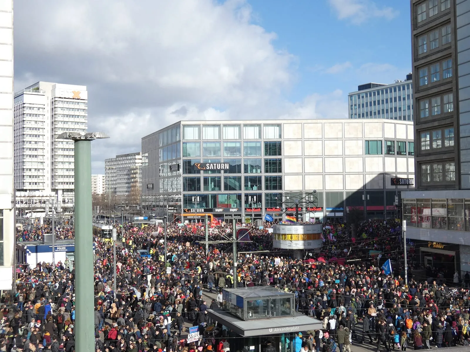 Foule dense rassemblée sur l'Alexanderplatz à Berlin pour la manifestation du 8 mars, Journée internationale des femmes