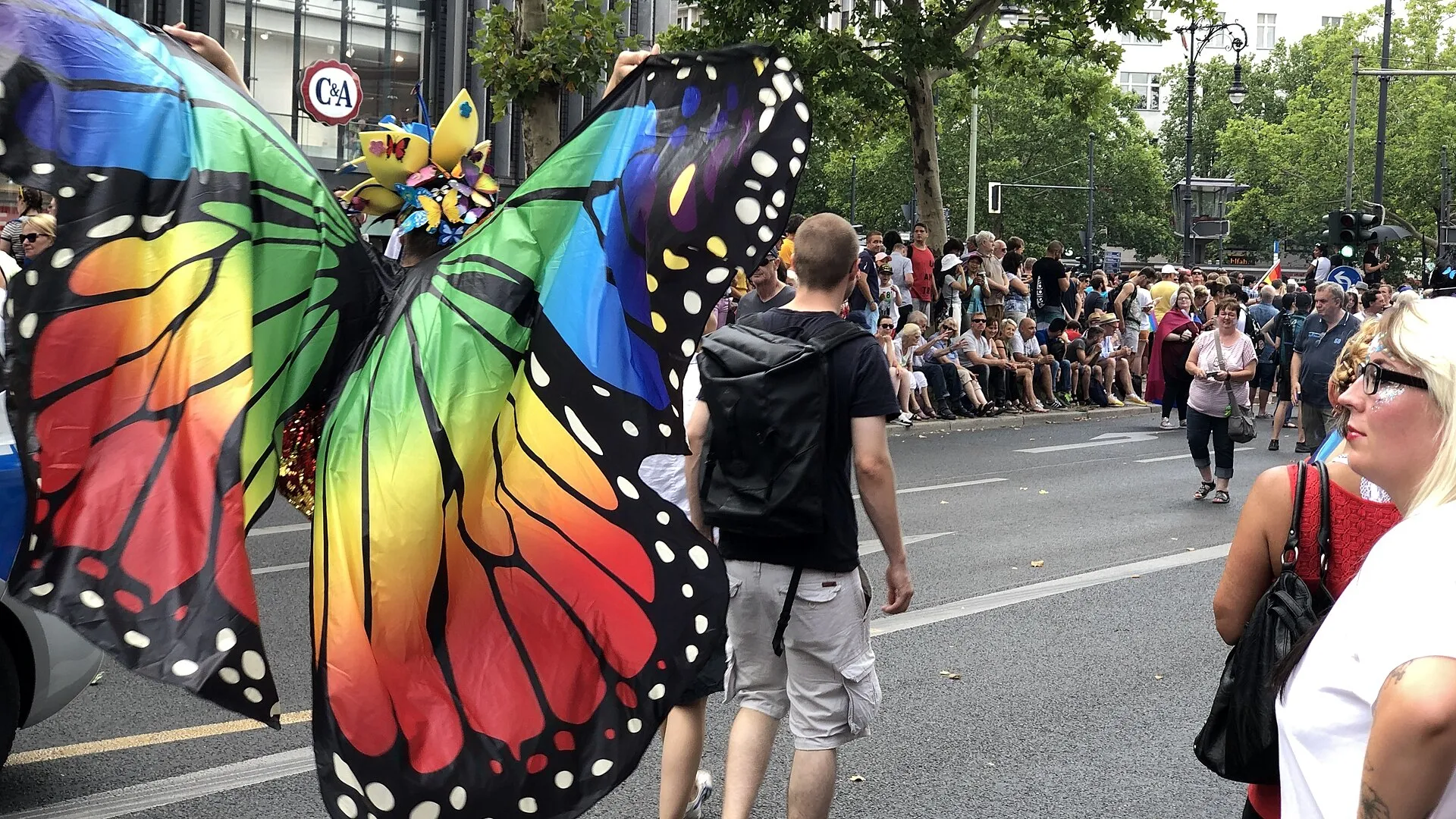 La parade du Christopher Street Day (CSD) à Berlin en 2019, entre chars décorés aux couleurs de l'arc-en-ciel et foule nombreuse