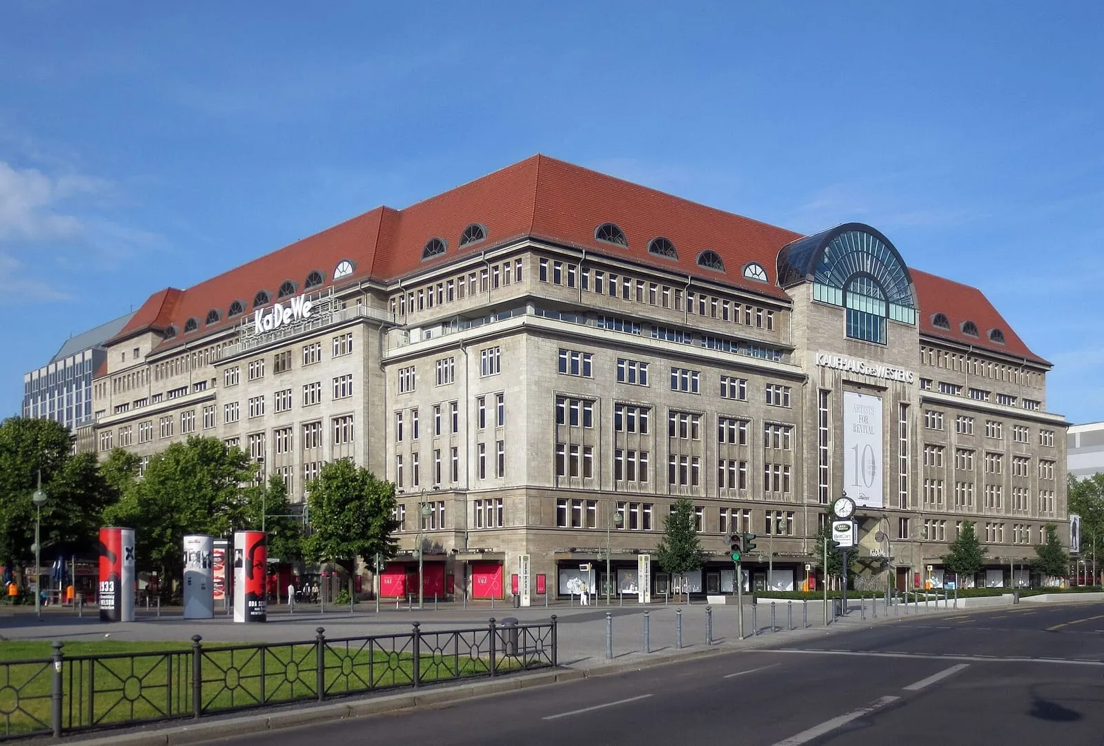La façade du KaDeWe vue depuis la Wittenbergplatz, avec son toit de tuiles rouges et l'enseigne Kaufhaus des Westens