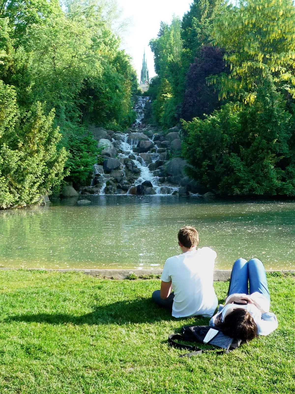 La cascade artificielle du Viktoriapark dévale les rochers du Kreuzberg jusqu'à son bassin, au pied du monument national