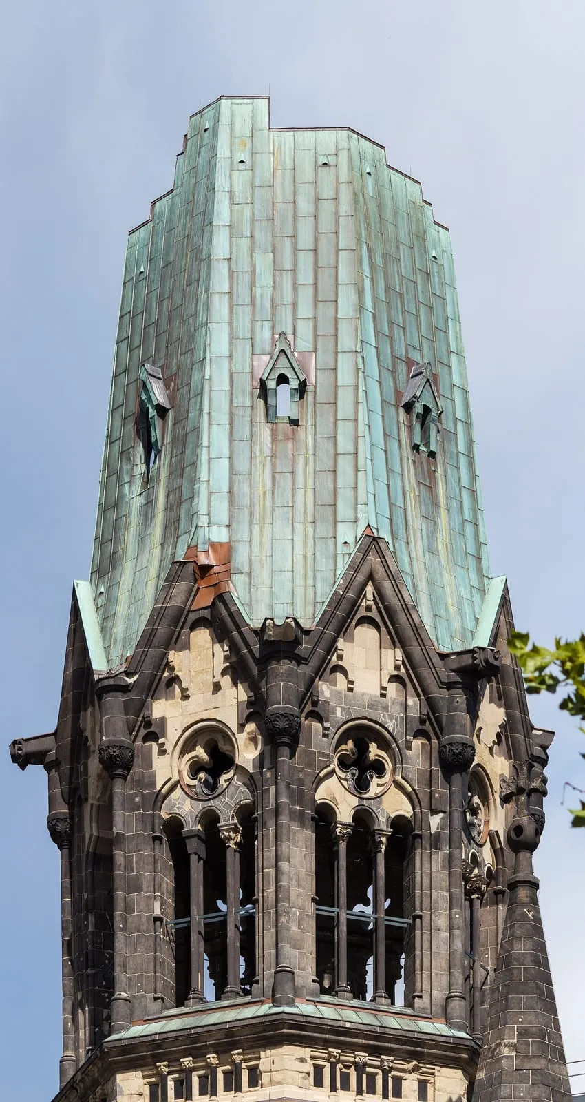 La tour en ruine de l'église du Souvenir (Gedächtniskirche)