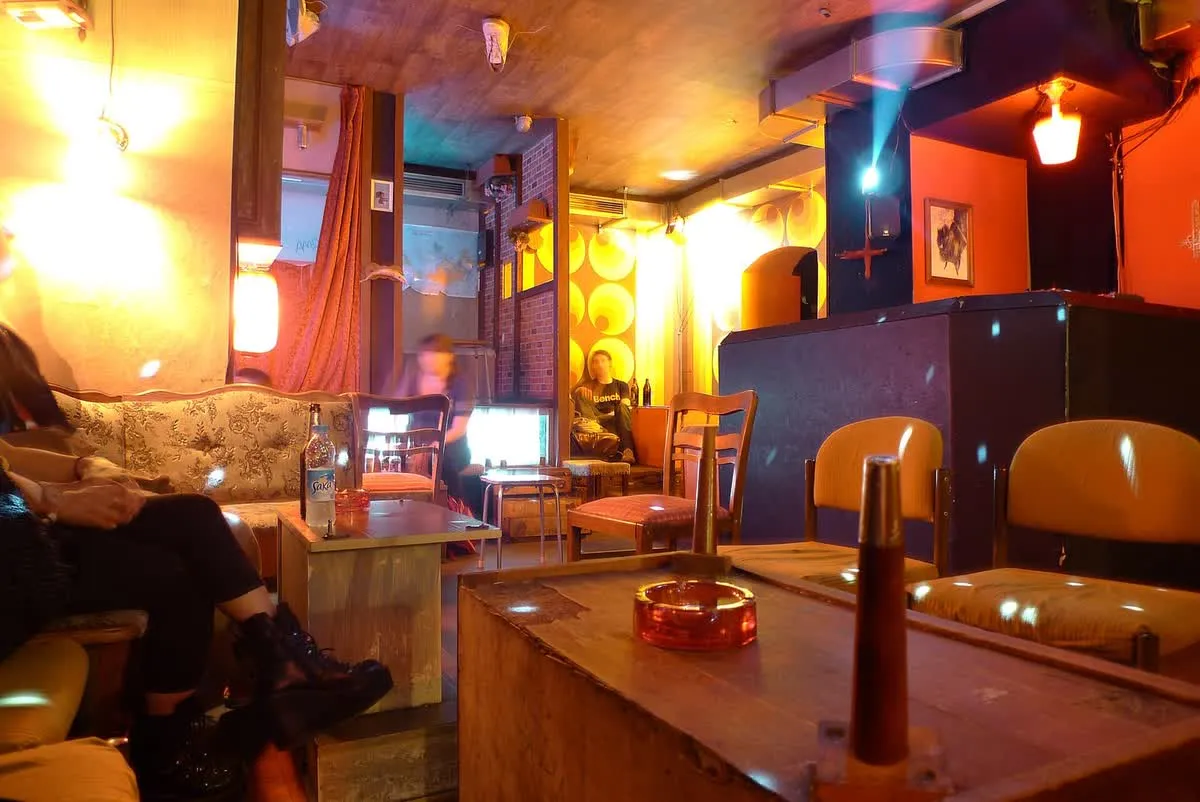 La salle du bar Madame Claude, à Kreuzberg, entre meubles vintage et lumière tamisée
