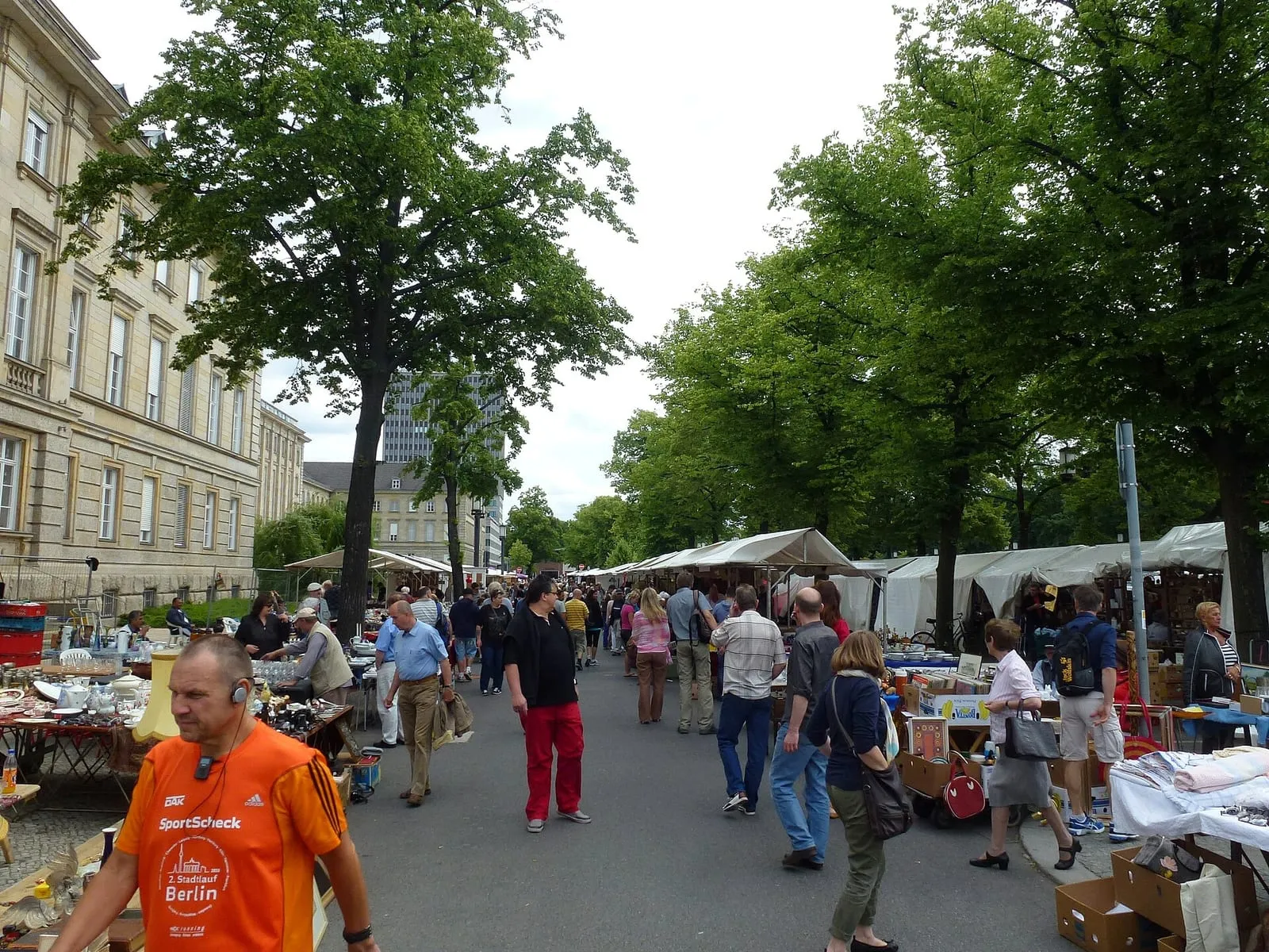 Allée du Trödel- und Kunstmarkt de la Straße des 17. Juni, tentes blanches et chineurs le long du Tiergarten